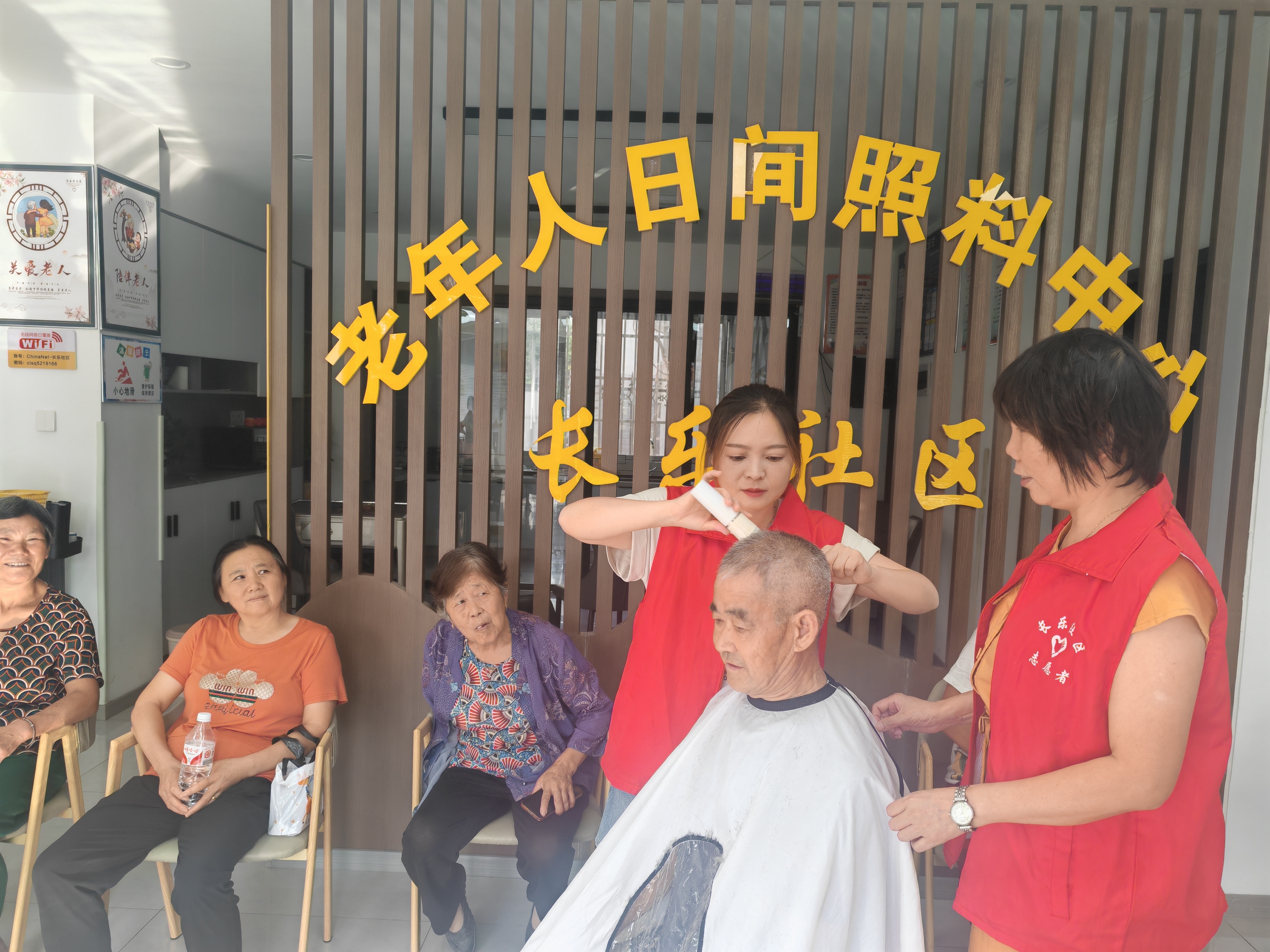 汉阴县城关镇长乐社区：义剪送清爽 温情暖人心