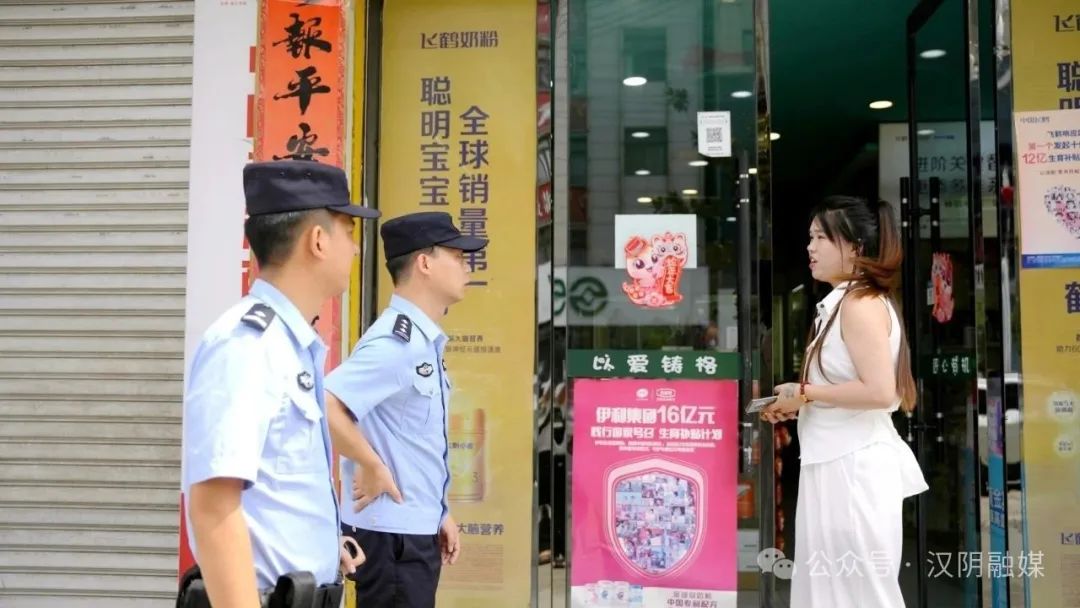 汉阴：气温攀升“蛇出没” 民警化身“捕蛇达人”解民忧