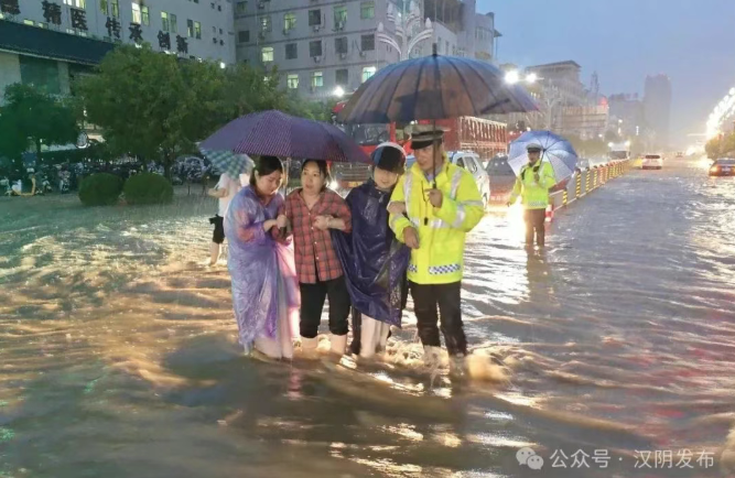 闻“汛”即动！汉阴公安交警冒雨保畅 撑起出行“安全伞”