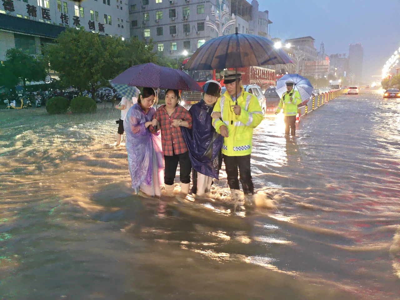 汉阴公安交警冒雨保畅 撑起出行“安全伞”
