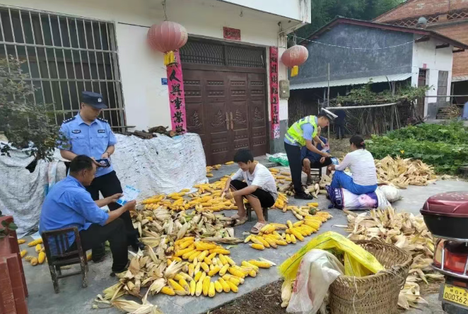 【平安祥和·锦绣汉阴】汉阴公安交警：“讲看问播”+“敲门唠嗑”千村宣教护平安