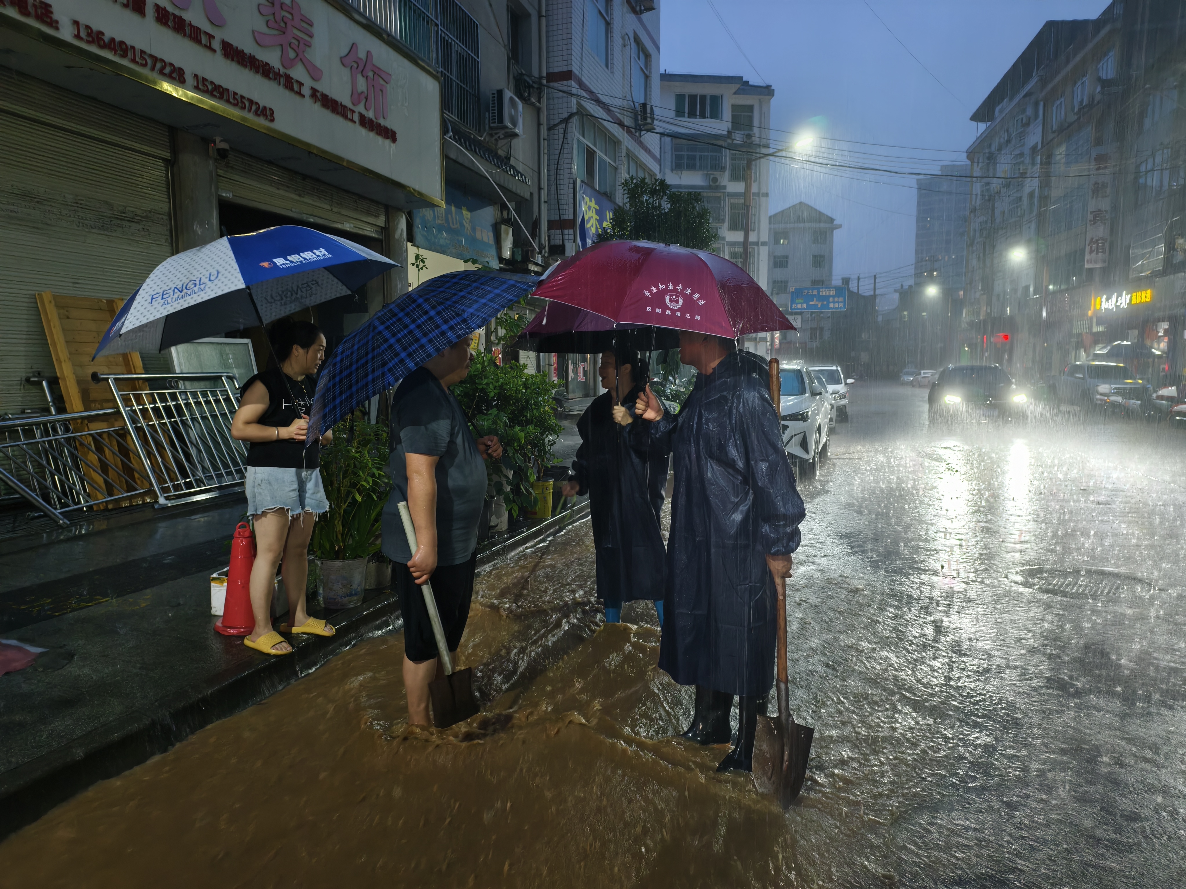 汉阴县人大代表刘康军暴雨中守护群众安全