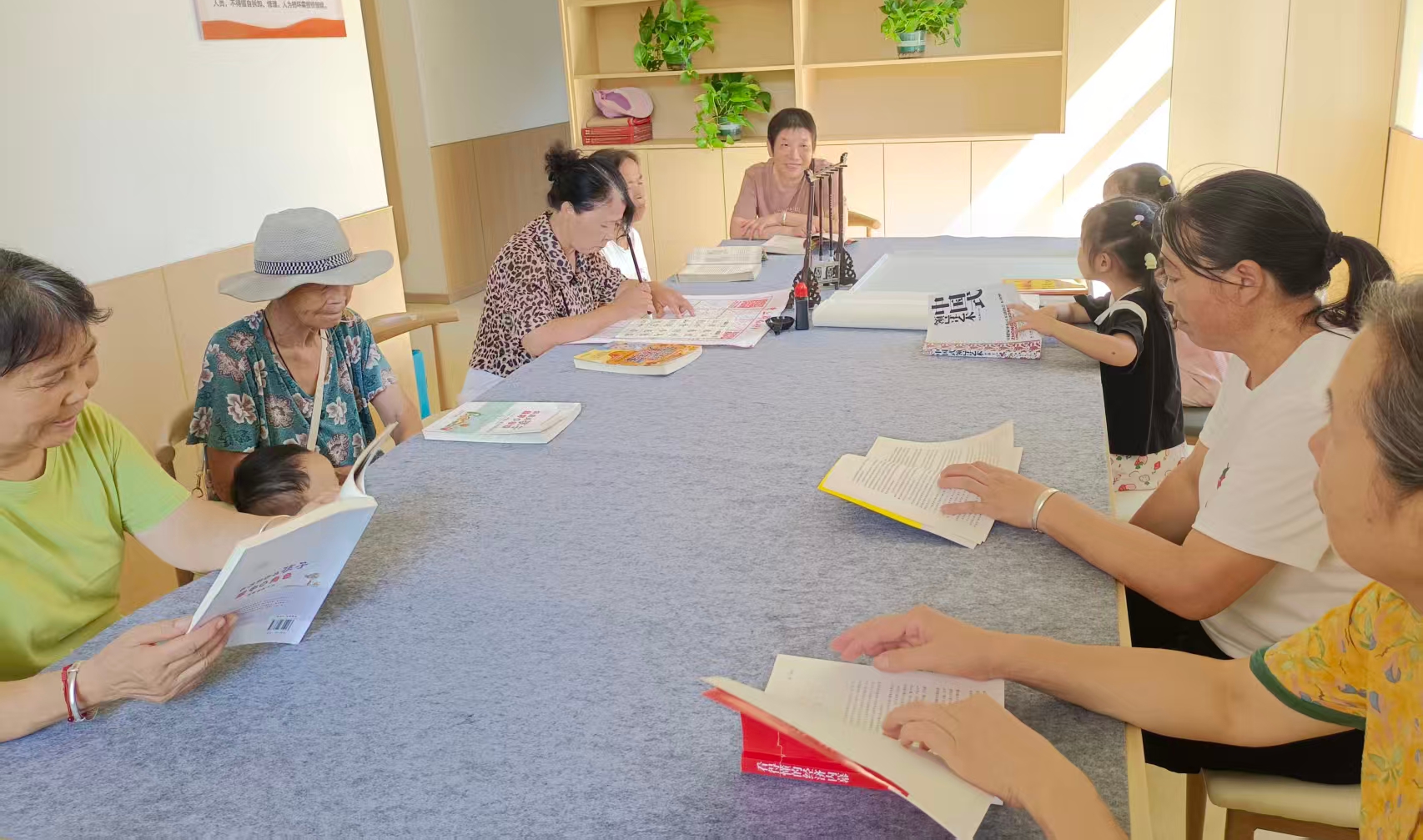 汉阴县城关镇月南区域养老服务中心开展老人读书会活动