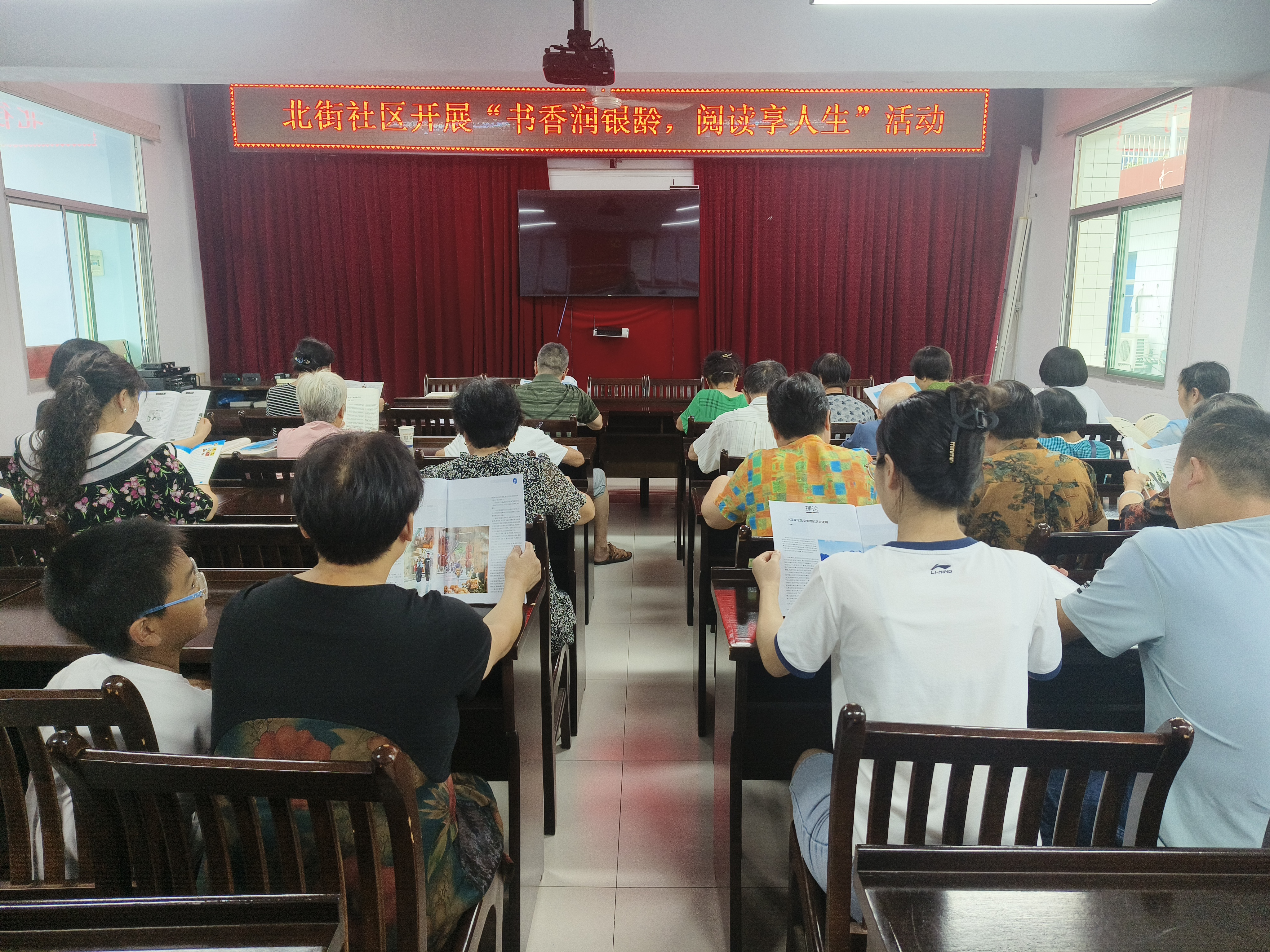 汉阴县城关镇北街社区：书香沐夕阳 共聚邻里情