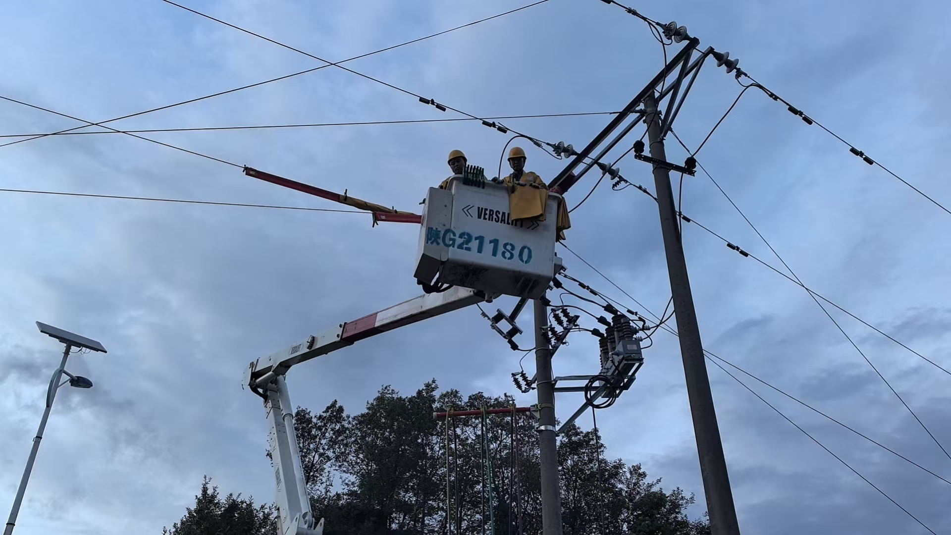 国网汉阴县供电公司：“大黄蜂”集群护电网 万余户无感知检修