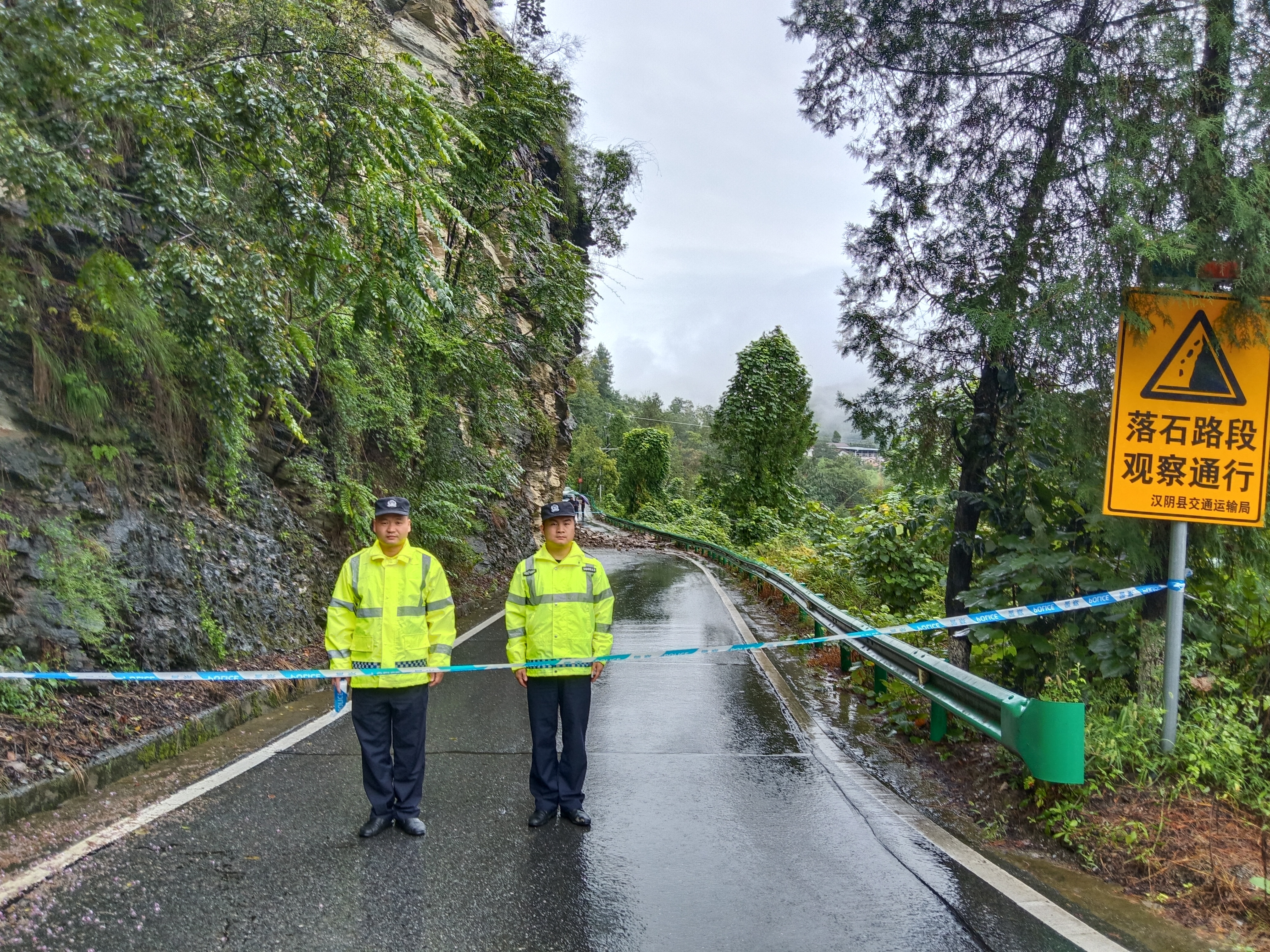 “巡、排、疏、宣”齐发力！汉阴公安交警雨中护航保畅通