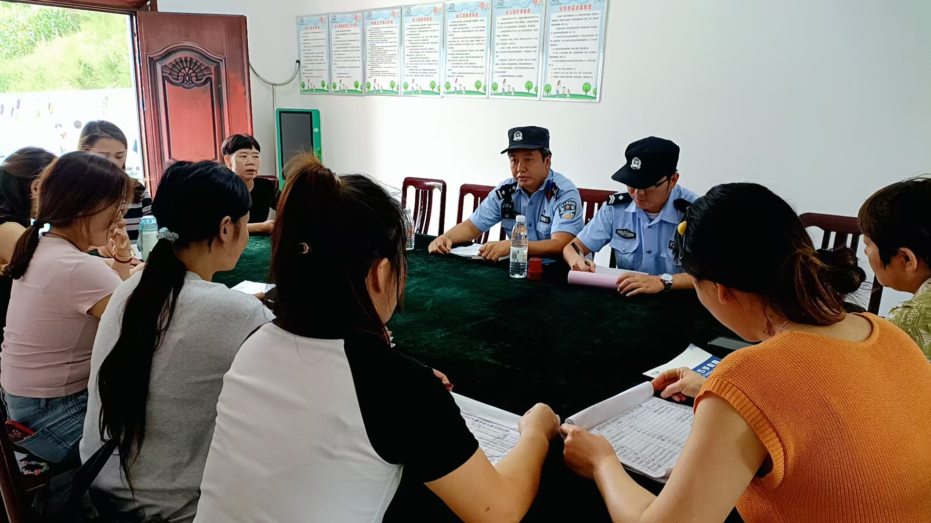 汉阴县公安局平梁派出所：安全检查进校园 筑牢校园安全防线