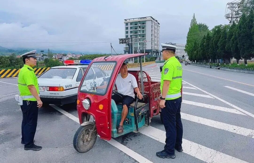 汉阴公安交警筑牢夏秋季道路交通“安全堤坝”