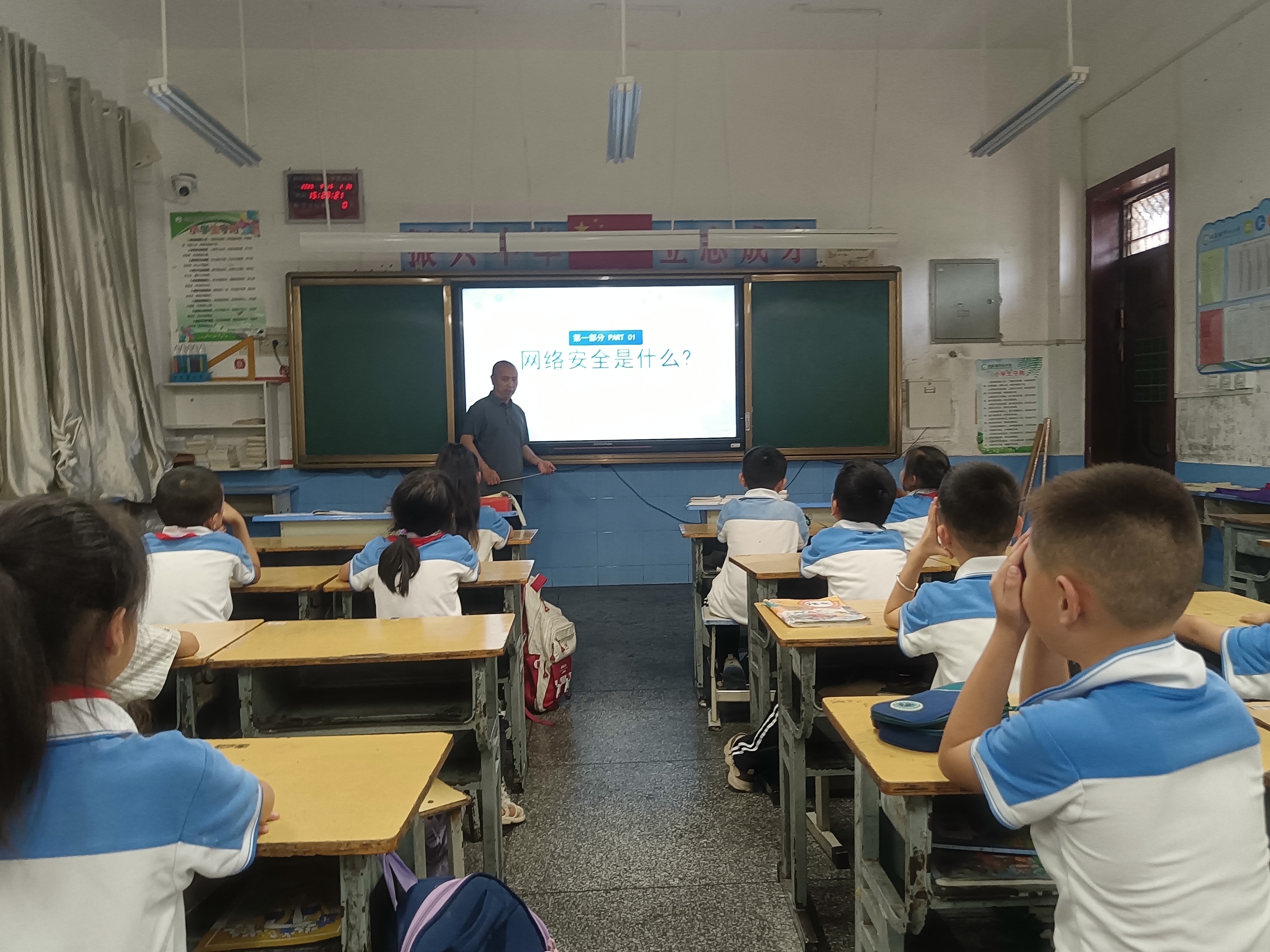 汉阴县双乳镇中心小学举行网络安全教育班队会 以新法规引领健康上网