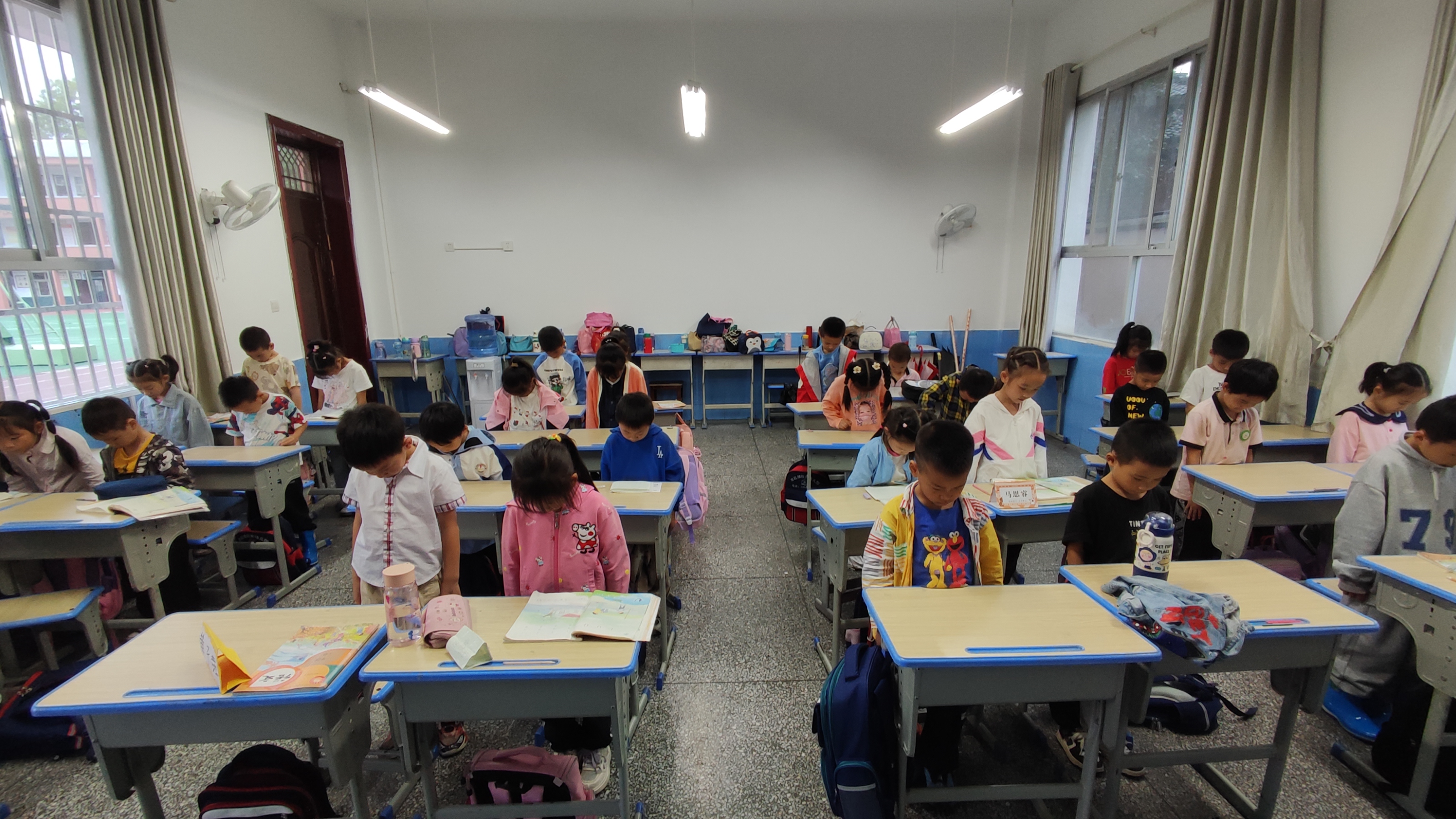 汉阴县双乳镇中心小学师生聆听抗日小英雄的铿锵回响