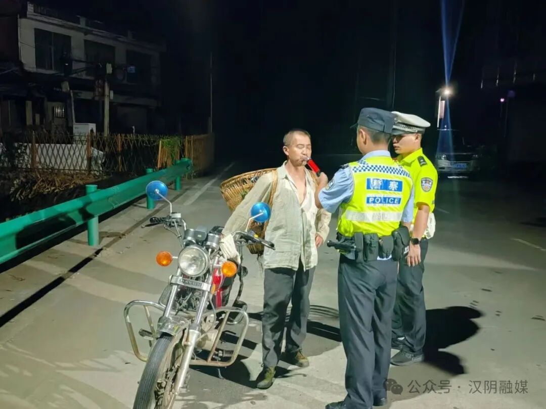 汉阴公安交警夜查宣防全力护航开学平安路