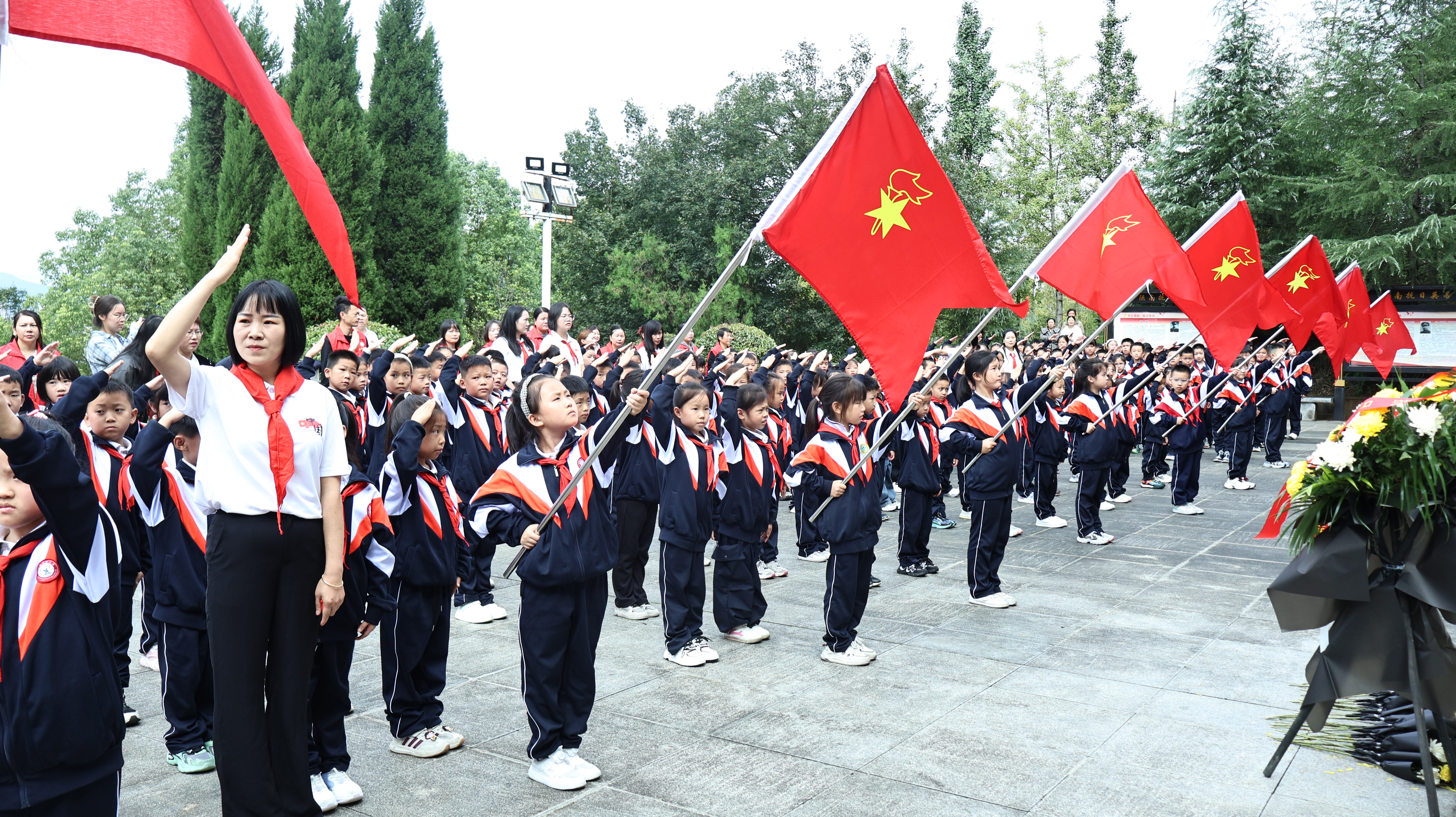 汉阴县第二小学教共体：主题党日追思英烈 新队员入队承红志