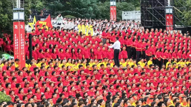 汉阴举办庆祝新中国成立76周年合唱展演：6000余人同台倾情演唱 五个篇章唱响时代华章