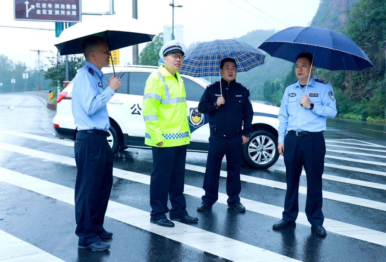 汉阴公安交警“双节”护航平安路 刚柔并济保畅通