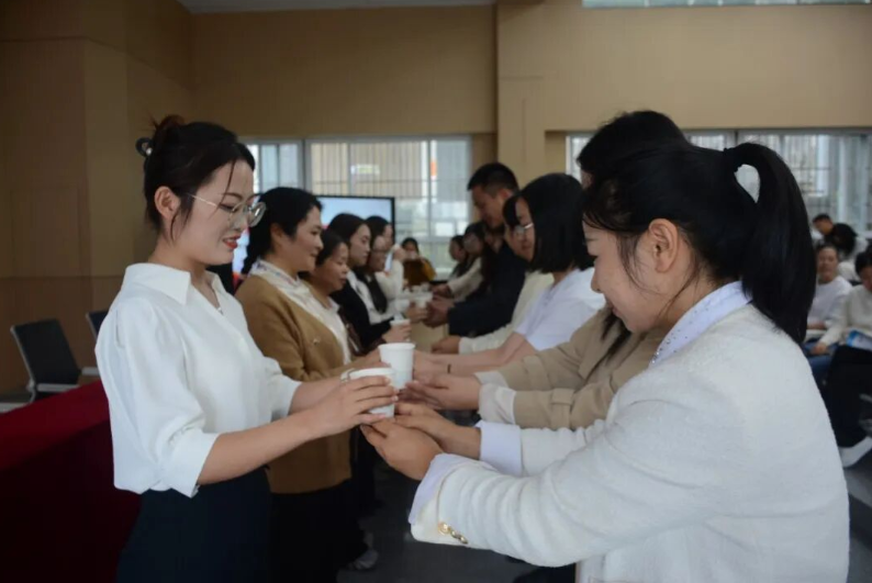 汉阴县第三小学开展2025-2026学年“双培养”暨师徒结对活动