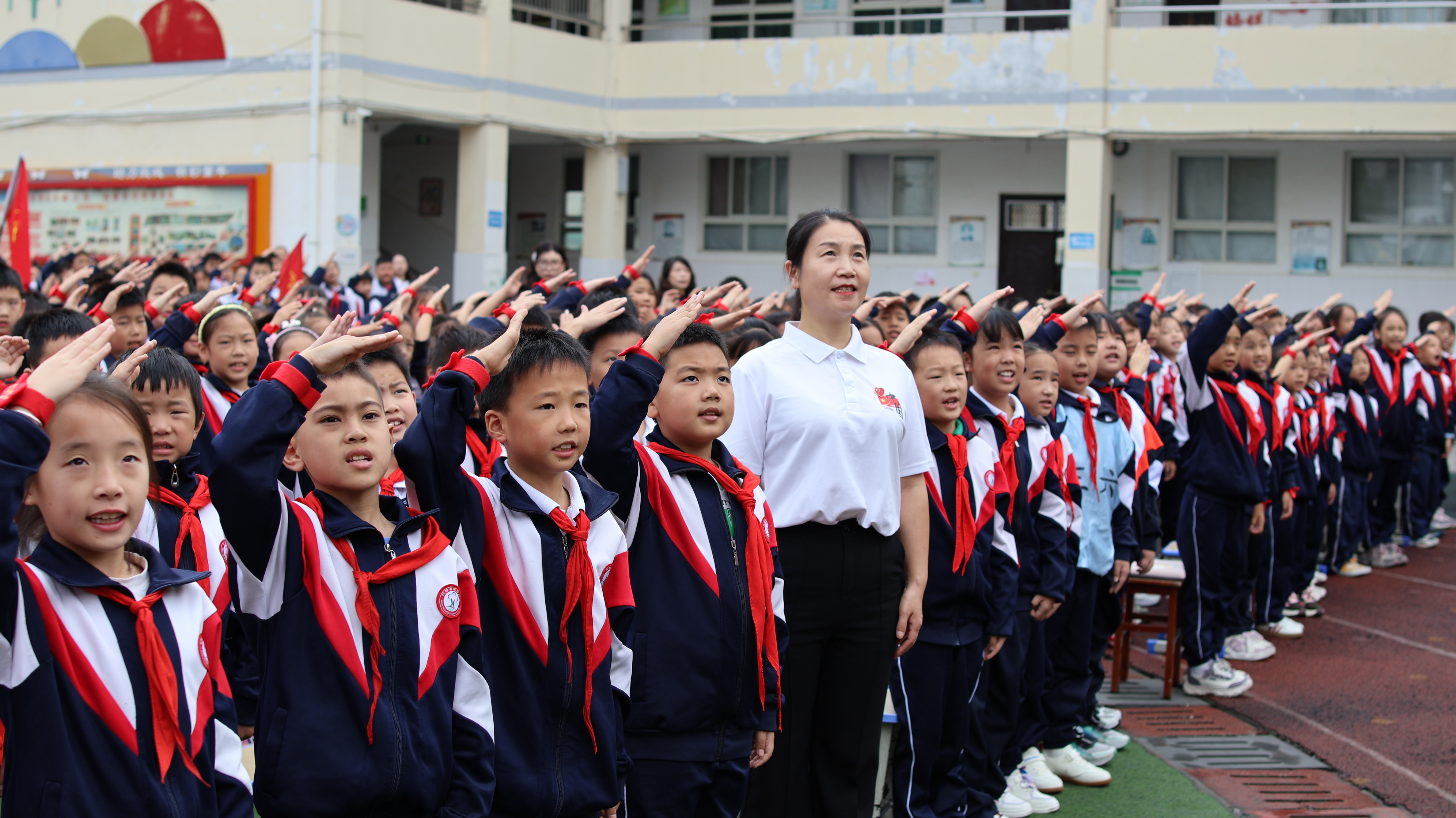 汉阴县第二小学：红歌传唱庆国庆 爱国教育润童心