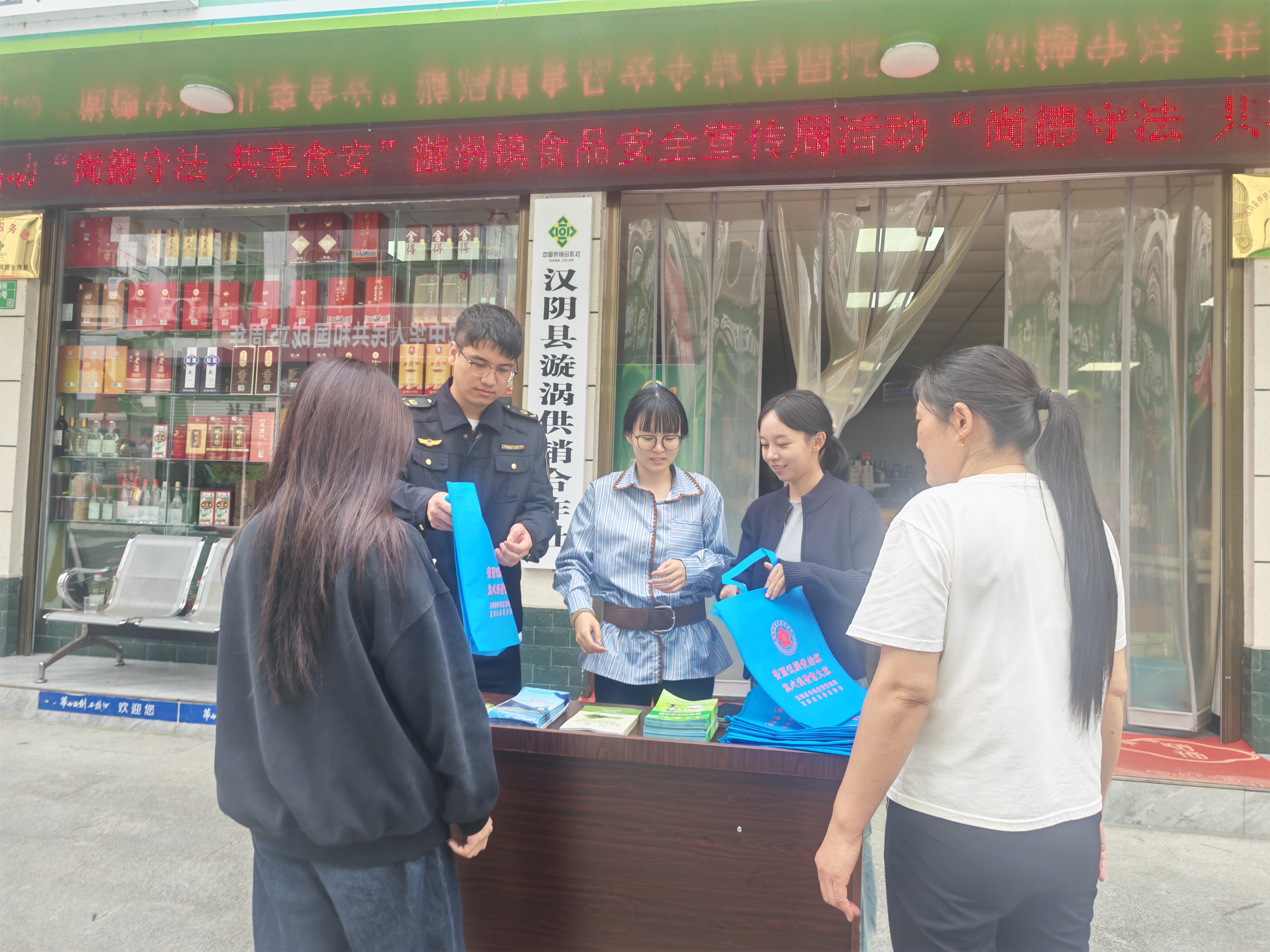 漩涡镇：食品安全“零距离” 宣传活动暖人心