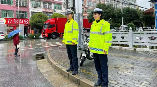 汉阴公安交警“双节”护航平安路