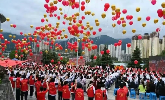 志愿红温暖双赛——汉阴红歌飞扬 村超雨中激荡