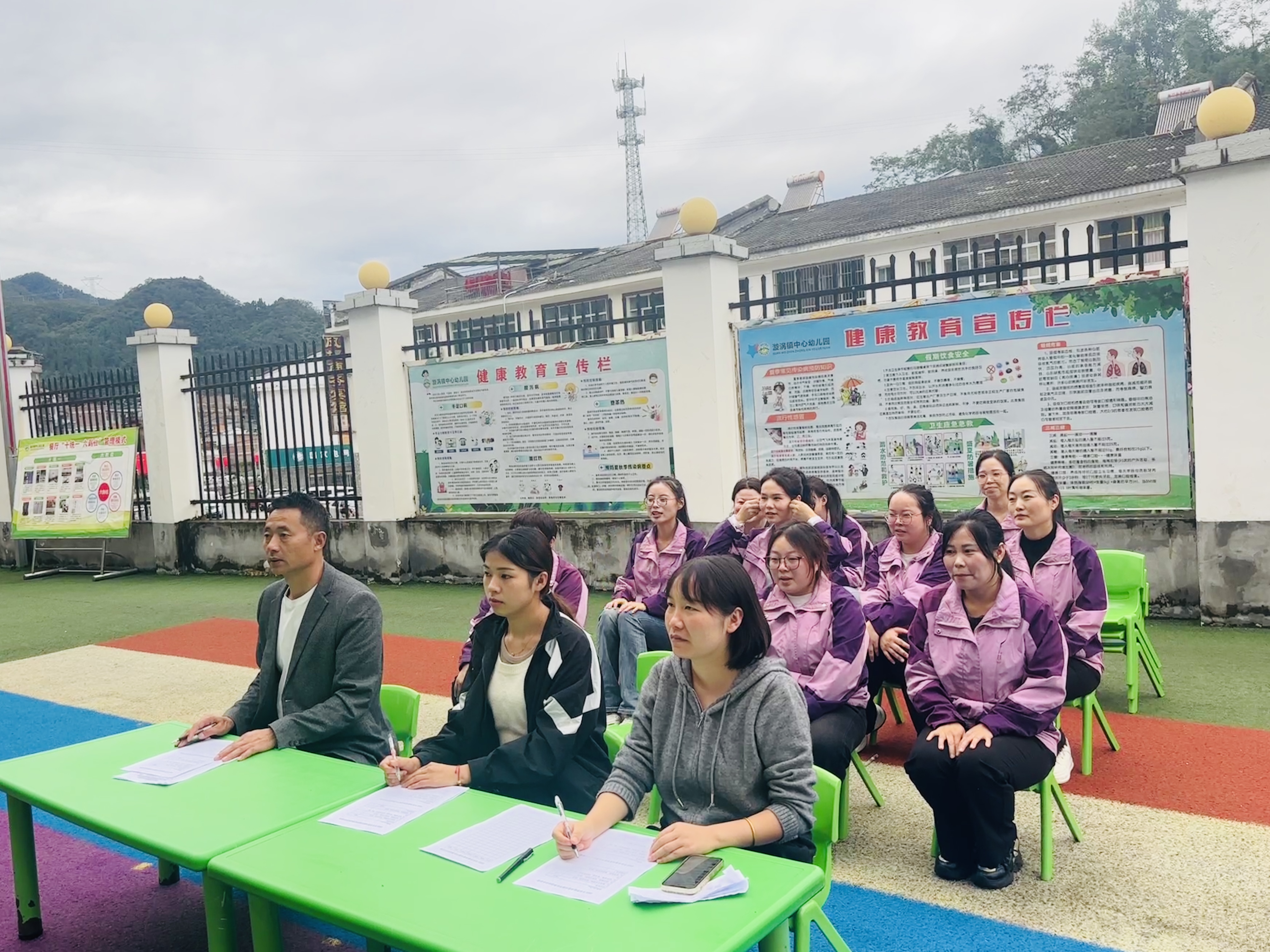 汉阴县漩涡镇中心幼儿园举办教师晨间早操比赛
