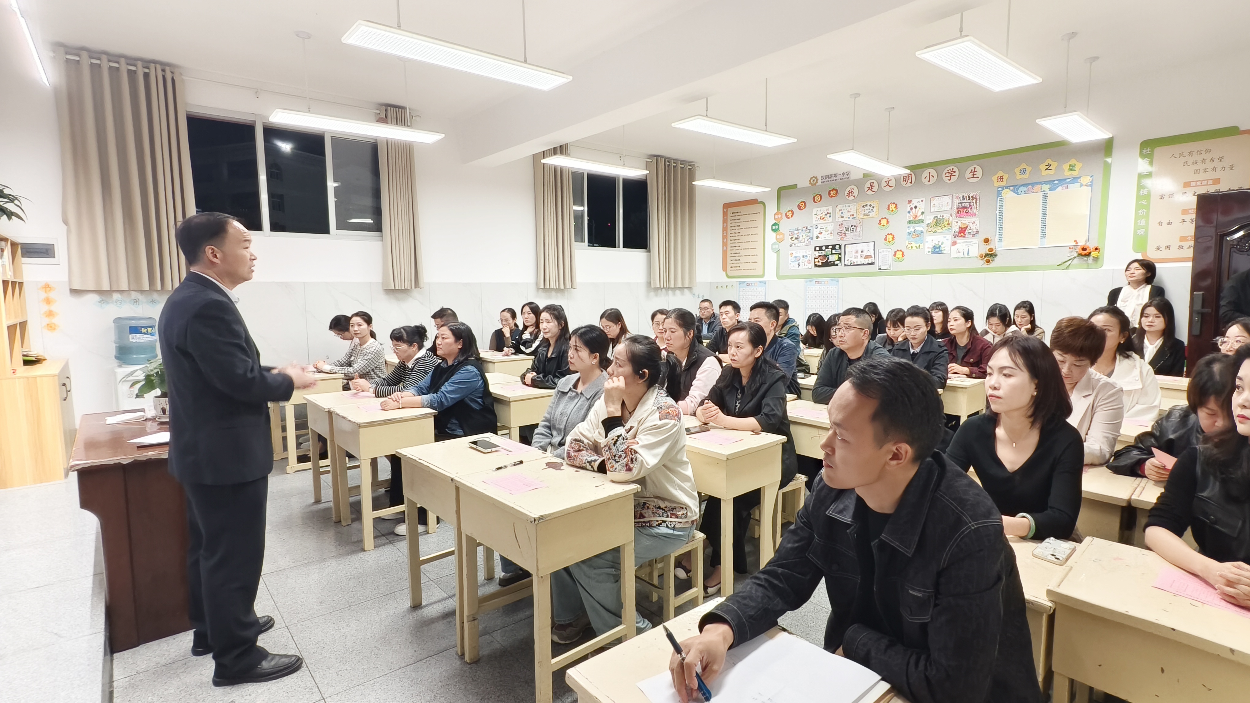 汉阴县第一小学举行一年级家长会暨家委竞选活动