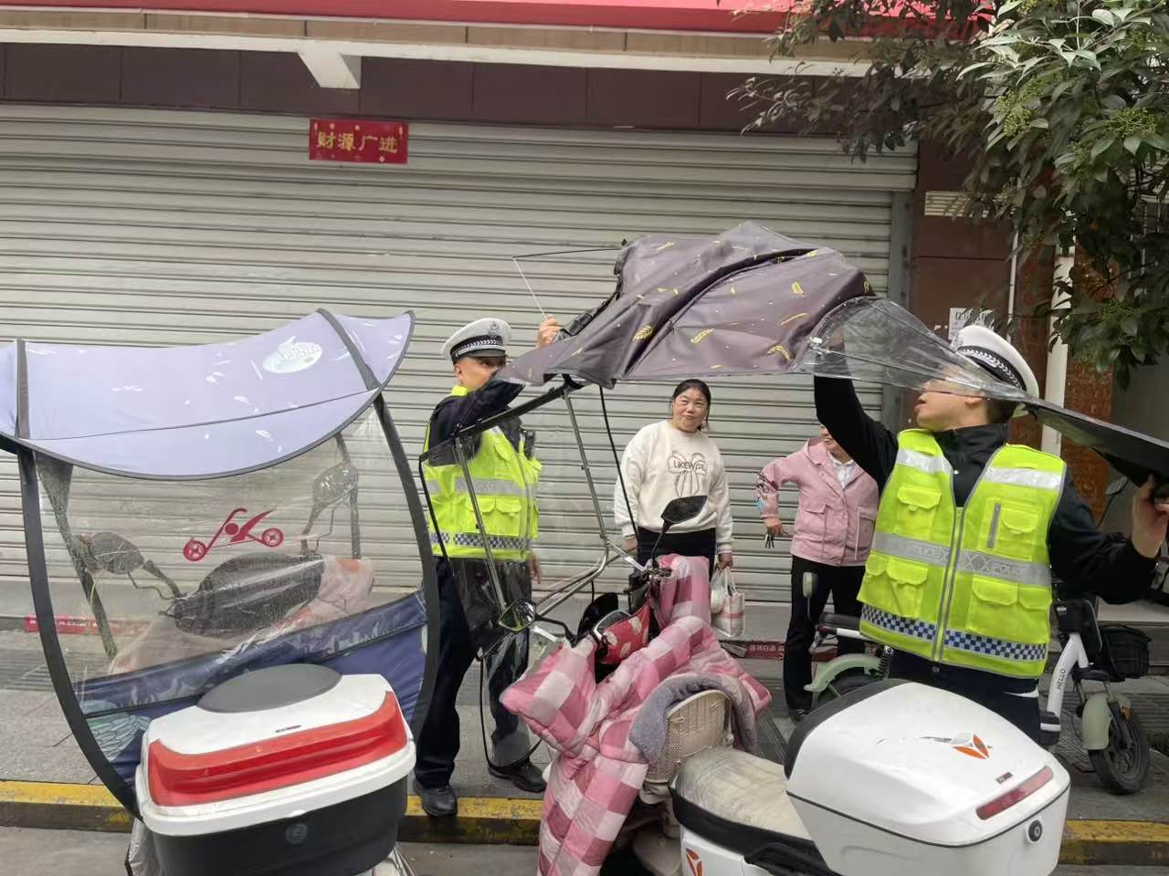 汉阴公安交警：整治非法加装“雨棚” 守护群众“头顶安全”