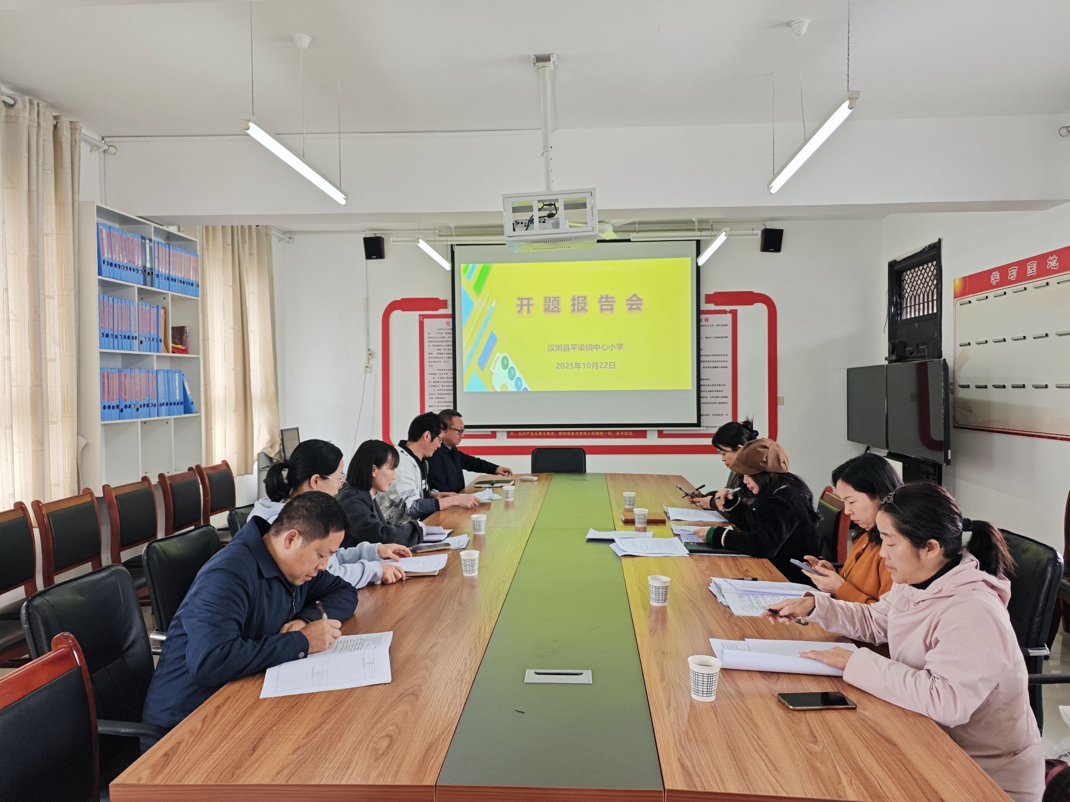 汉阴县平梁镇中心小学教共体召开教师小课题开题报告会