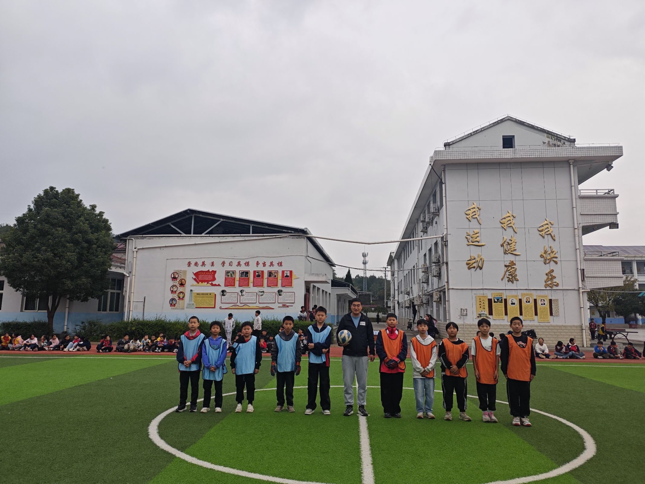 绿茵场上展风采 校园足球启新篇——汉阴县平梁镇中心小学“班超”足球联赛火热启动