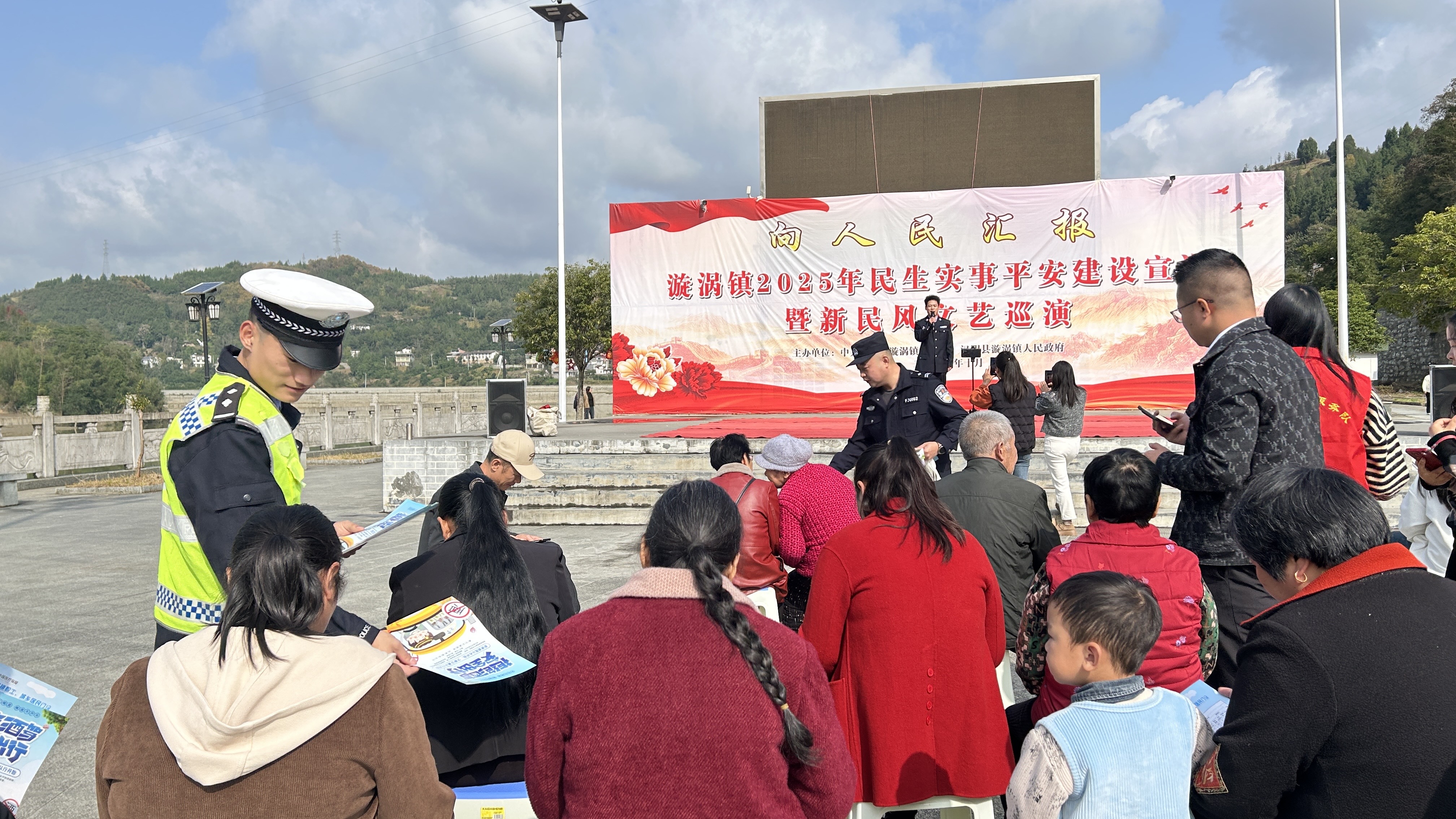 汉阴公安交警开设交通安全“移动课堂” 全力搭建出行平安桥