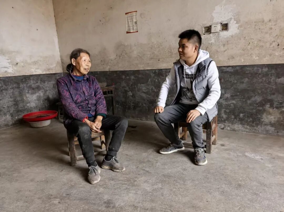 蒲溪镇东升村：“孝心款” 贴心代办 架起务工群众与家人的暖心桥