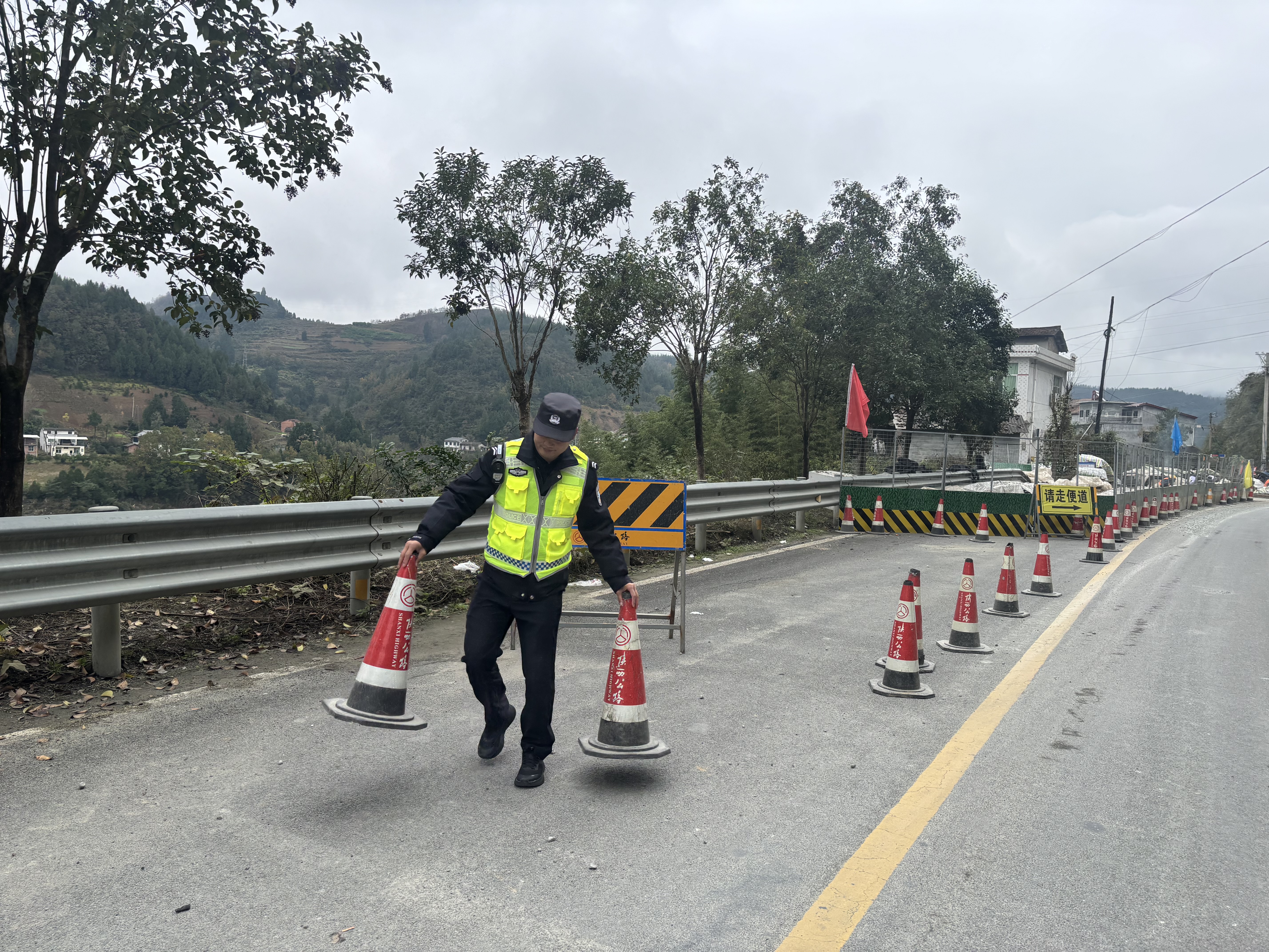 汉阴公安交警：紧盯三大阵地 全力守护冬季平安路