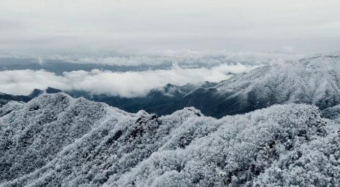 汉阴凤凰山迎立冬首场雪 千峰覆雪绘就秦巴冬日盛景