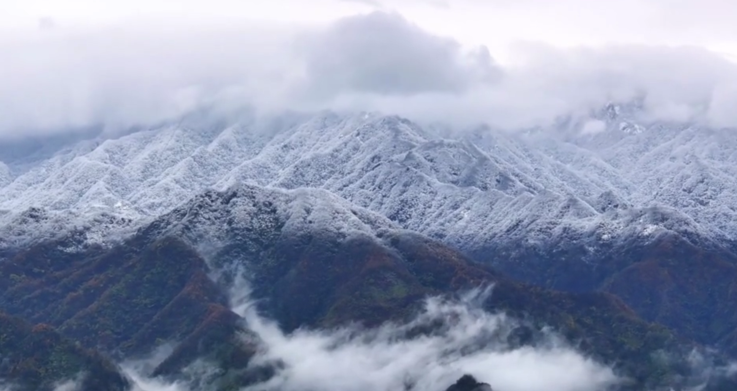 初雪落“凤凰”，山水尽素衣