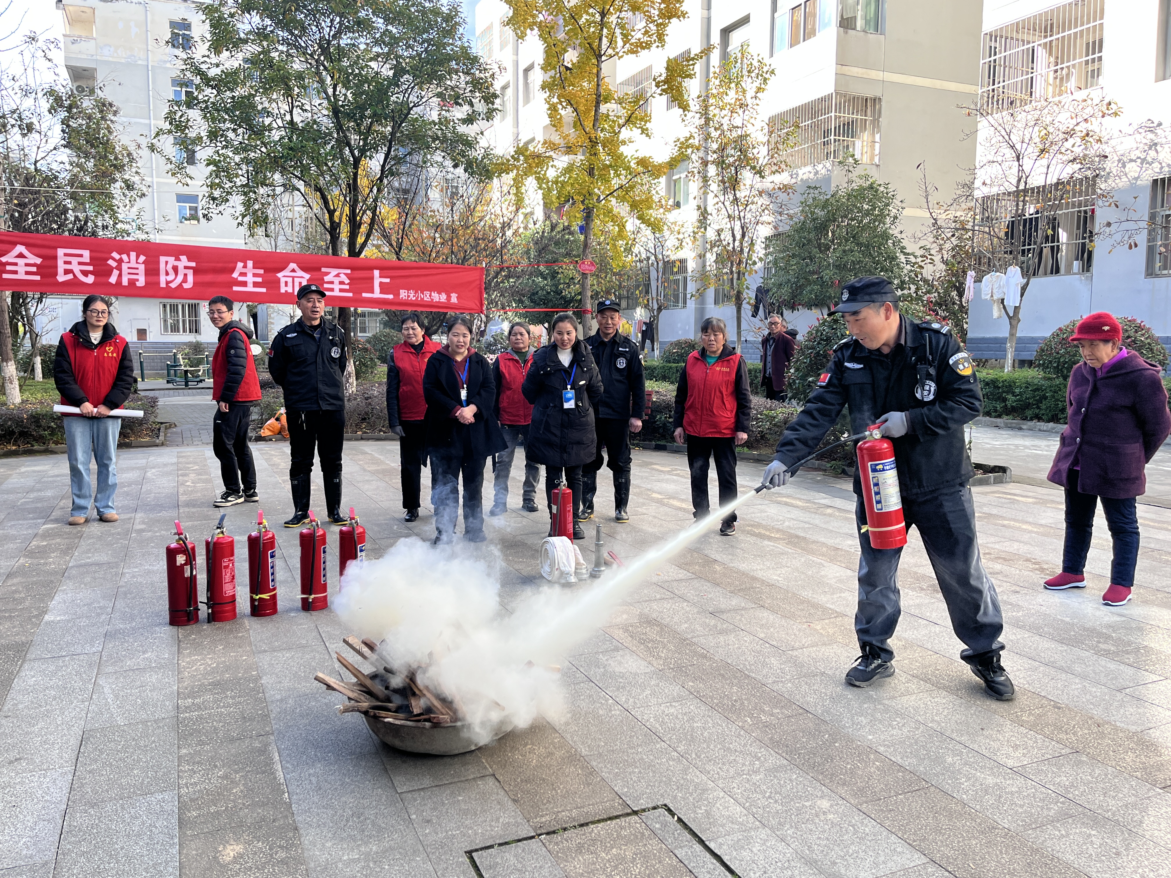 汉阴县城关镇李家台社区：筑牢安全防线，共建平安家园
