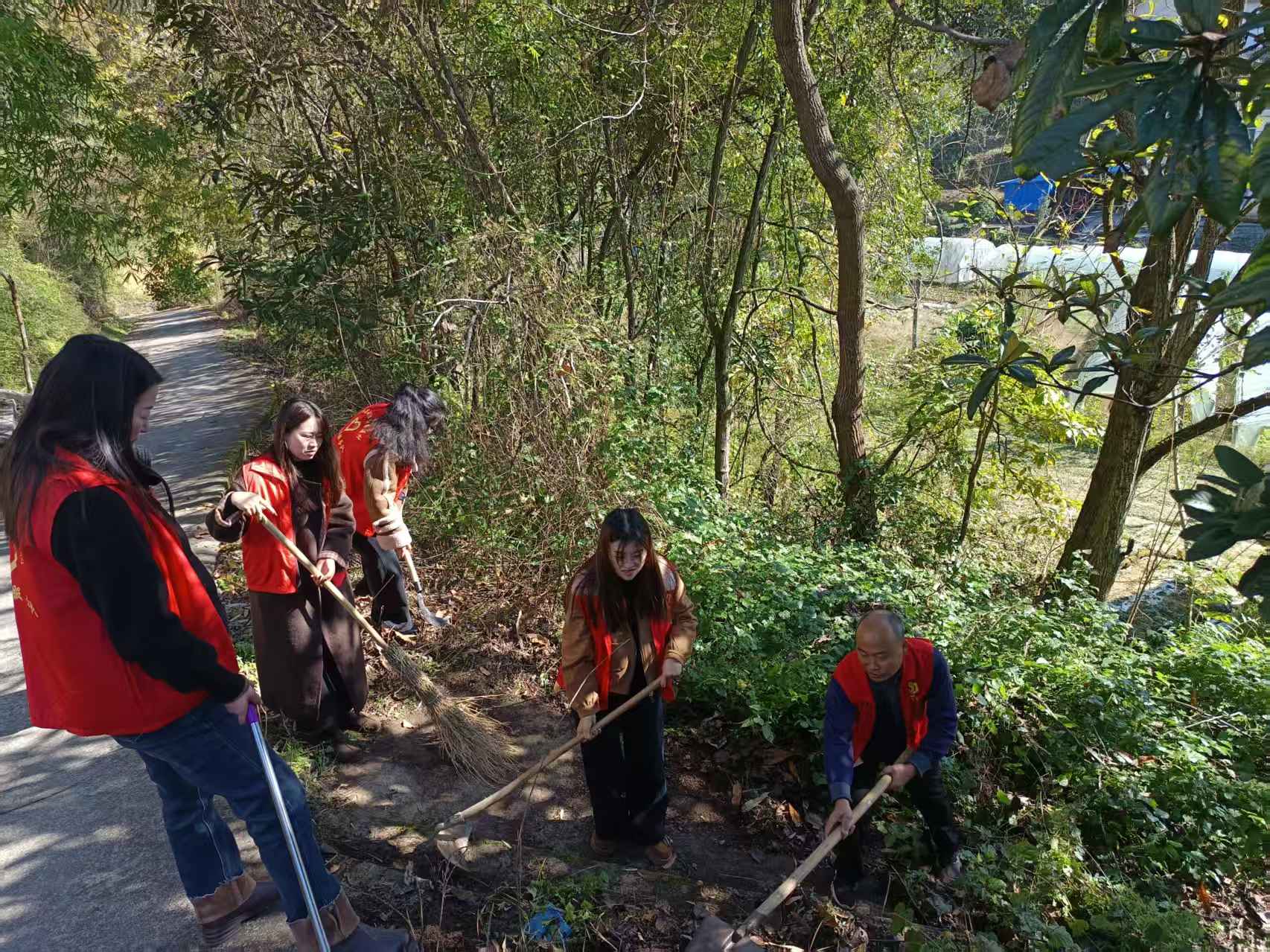 干群同心护汉江 人居焕新助振兴