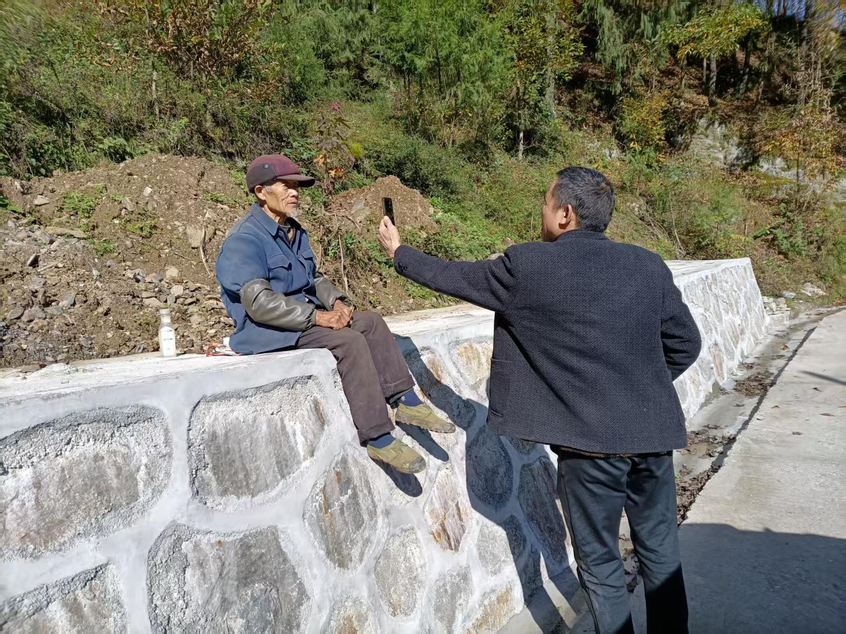 汉阳镇泗发村：上门认证暖人心 医保征缴再发力    