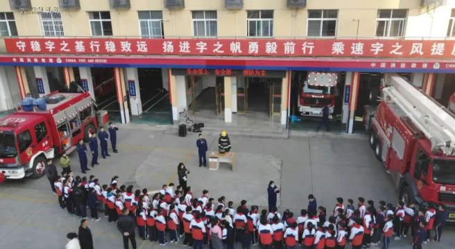 汉阴消防“队站开放日”助力校园安全教育