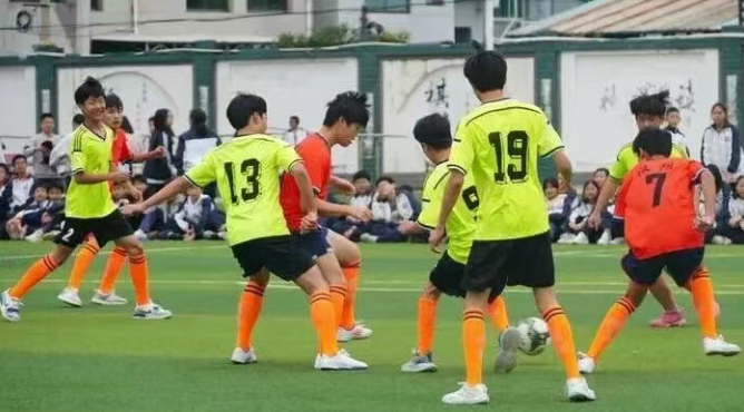 追风少年逐梦绿茵场——汉阴县中小学“班超”联赛点燃校园足球热潮