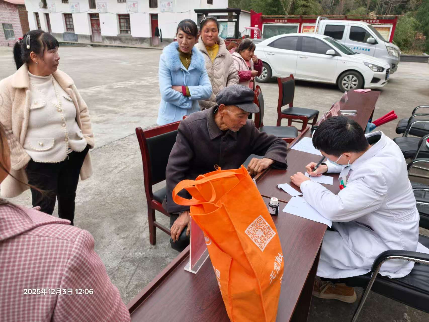 汉阴县妇幼保健院义诊活动走进长红村