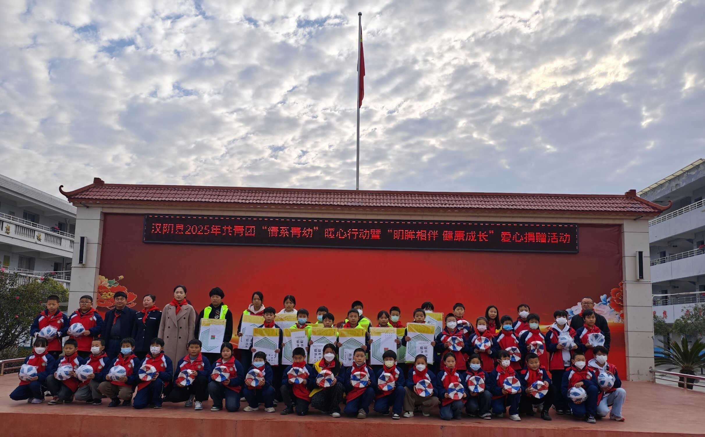 团县委“情系青幼 暖心行动”走进平梁镇中心小学