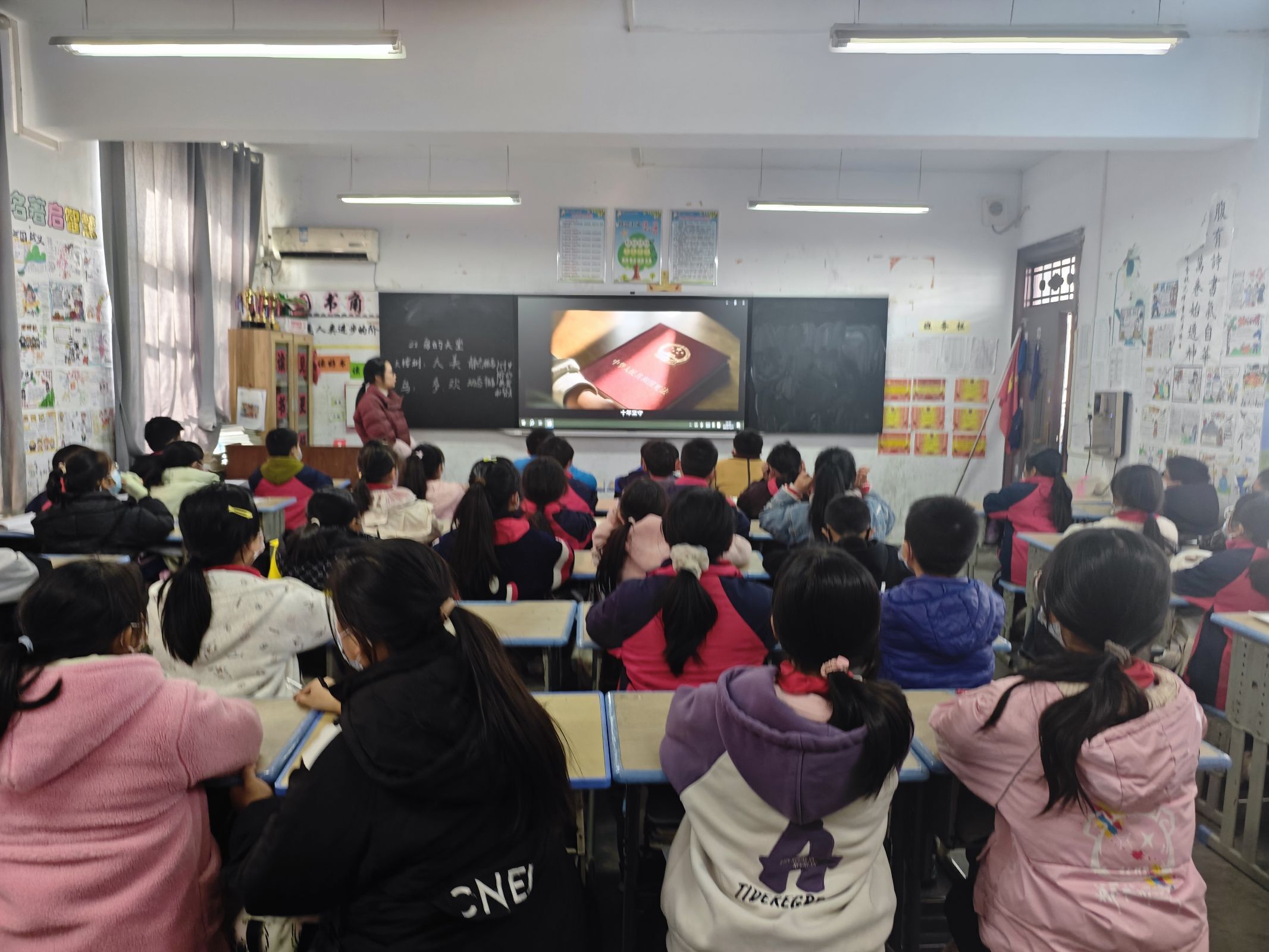 “宪法晨读”声入耳 法治精神润童心 ——平梁镇中心小学开展国家宪法日主题教育活动