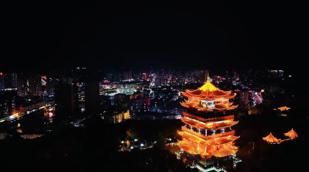 小城冬夜 流光溢彩绘新卷