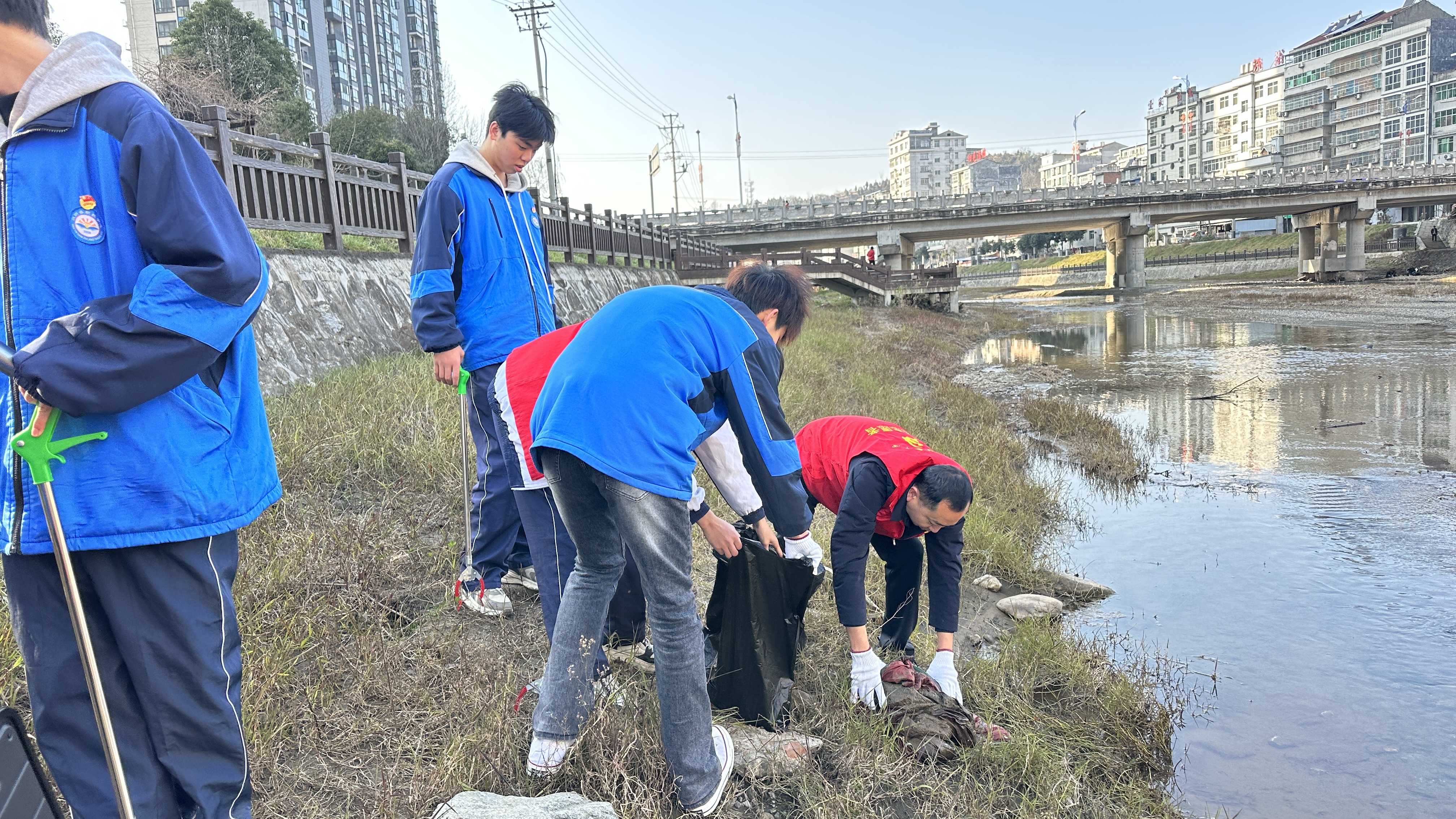 汉阴县职教中心开展“党建带团建 守护母亲河”志愿服务活动