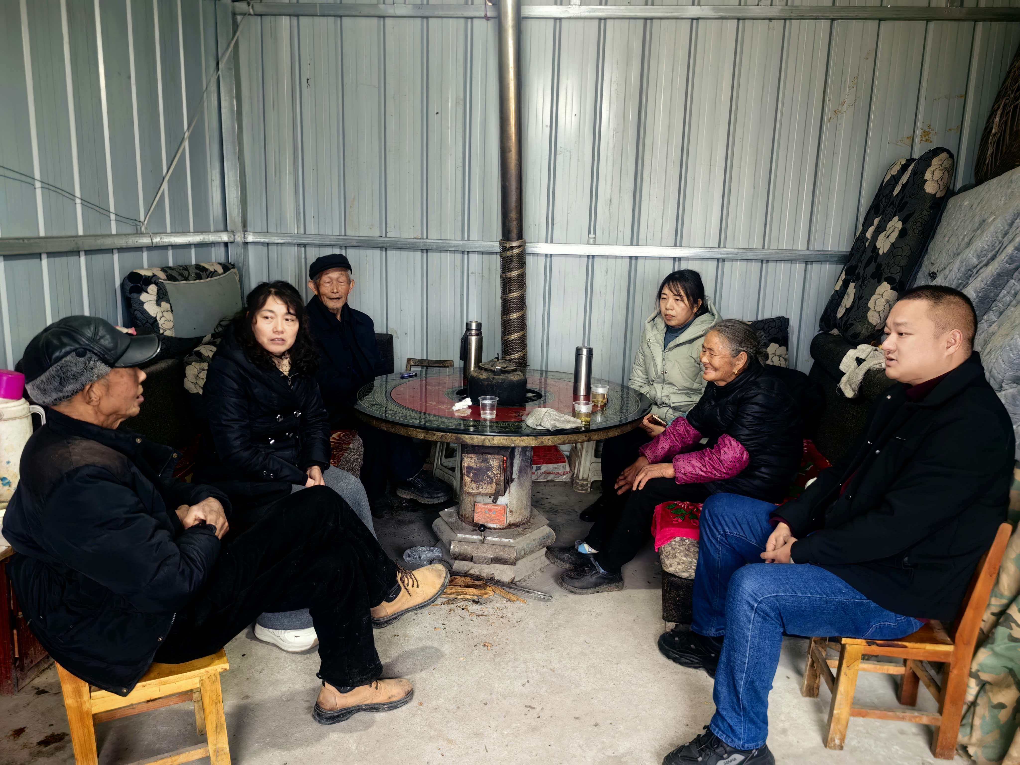 汉阳镇长岭村：走访暖民心 寒冬守护保平安