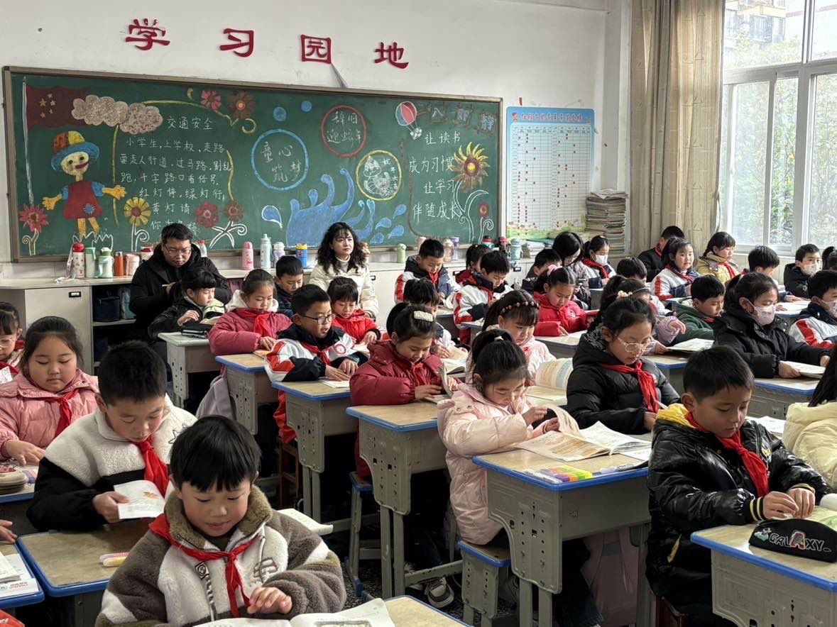 汉阴县第二小学迎接县教体局督查组三维督导检查