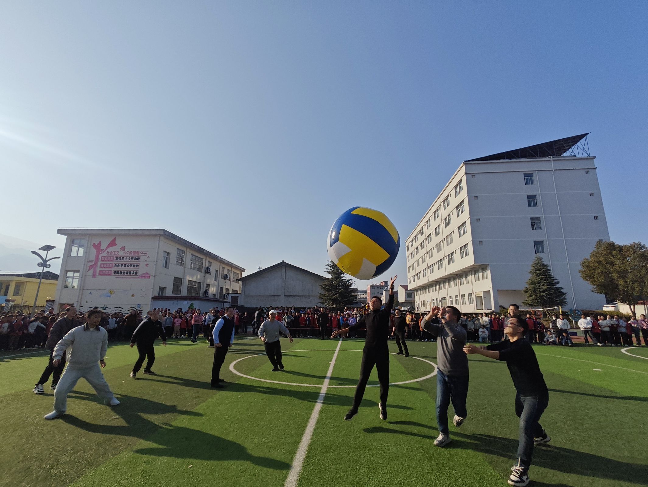 汉阴县平梁镇中心小学举办冬季趣味运动会 