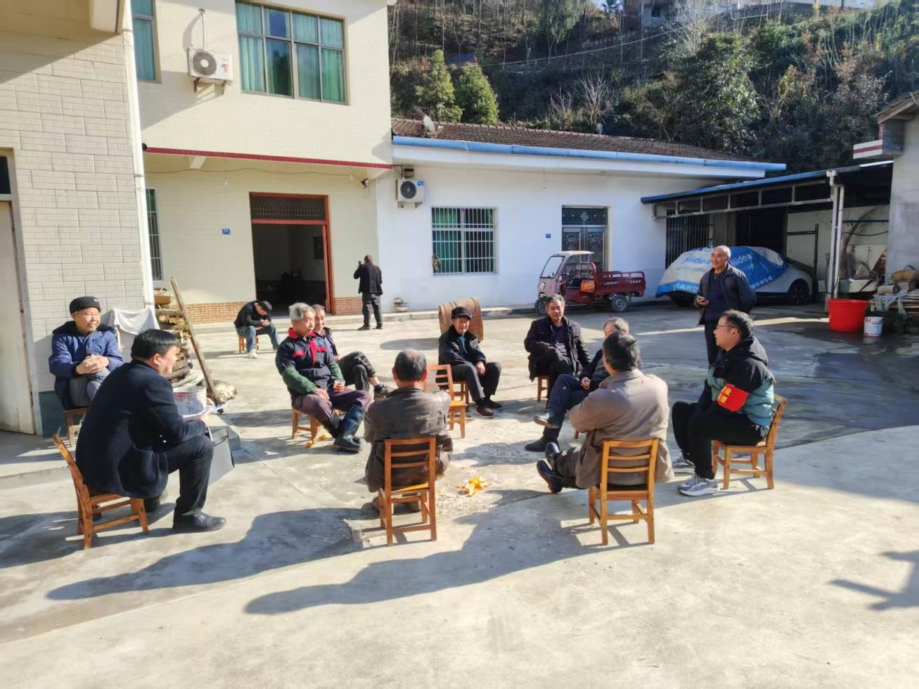 鲤鱼村开展入户排查与民生工作