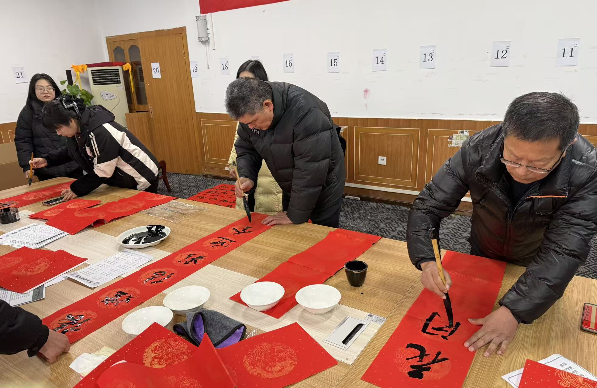 汉阴县初级中学党支部开展义写春联主题党日活动