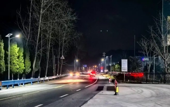 灯火通明照亮回家路——316国道平梁段路灯全面贯通