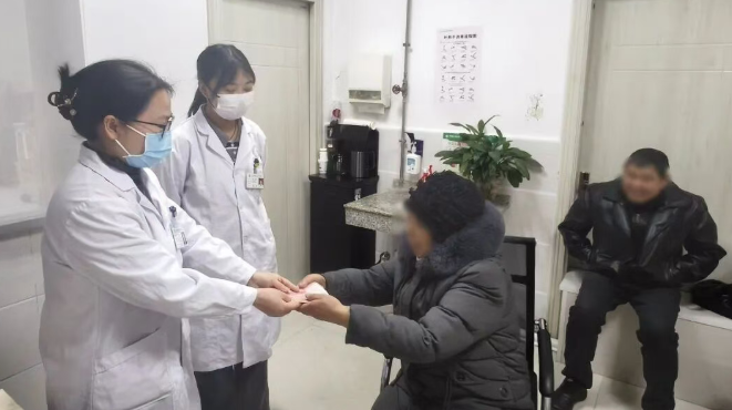 汉阴县人民医院医护人员暖心举动获患者点赞